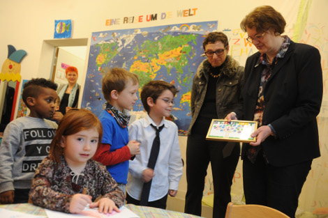 Die Münchner Bürgermeisterin Strobel mit Bildungsreferentin Zurek und Kita-Kindern