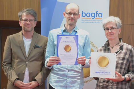 Ralph Zitzelsberger vom ZAB erhält das Qualitätssiegel von bagfa-Geschäftsführer Tobias Kemnitzer und bagfa-Vorsitzender Birgit Bursee