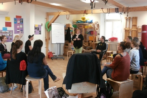 MIO-Team und Referentin im Kreis