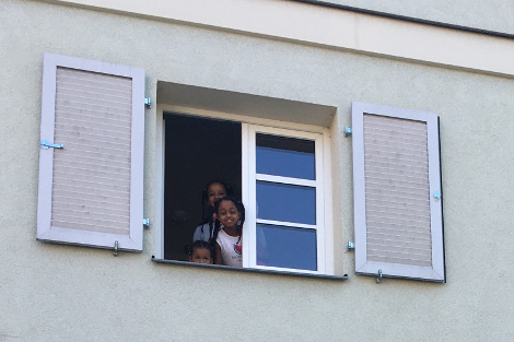 Kinder der Familienpatin schauen aus dem Fenster