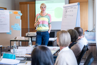 Eine Referentin steht vor ihren Kursteilnehmerinnen