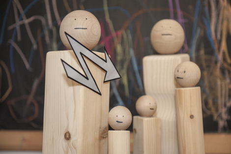 Holzfiguren mit den in Gesprächen die Familiensituation dargestellt wird