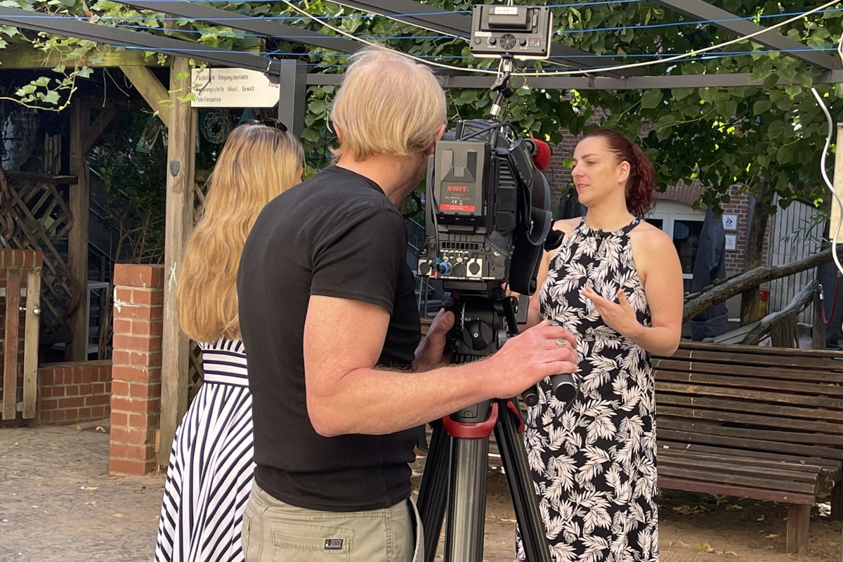 Franken TV interviewt Ehrenamtliche der Fachstelle Umgangskontakte im Innenhof des ISKA (Foto: Theresa Nöth)