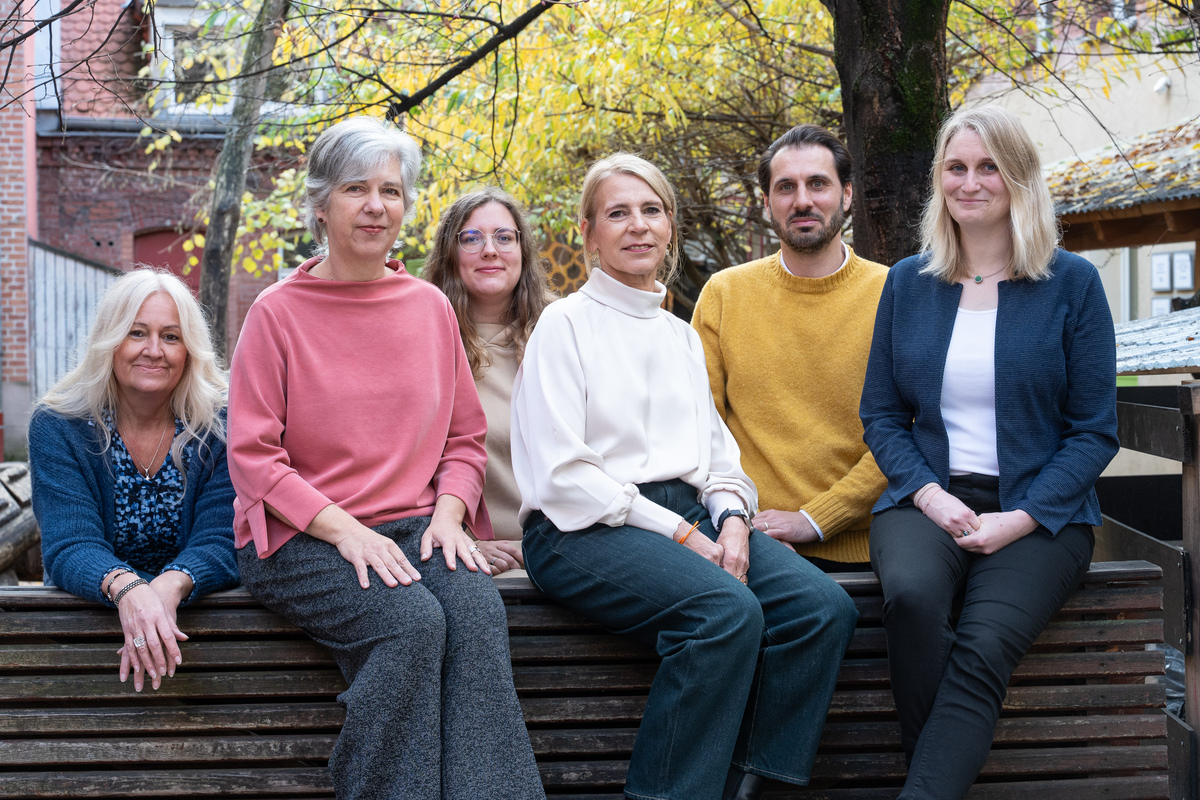Gruppenfoto der hauptamtlichen Mitarbeiterinnen und des Leiters der Fachstelle für Umgangbegleitung im Freien.