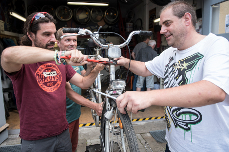 zwei Freiwillige reparieren gemeinsam ein Fahrrad