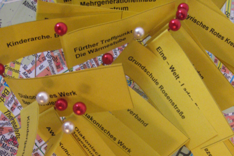 Stadtplan mit Fähnchen von kooperierenden Einrichtungen