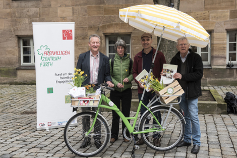 Der OB Thomas zusammen mit MitarbeiterInnen des FZF vor dem neuen Fahrrad