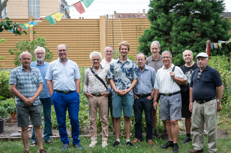 Gruppenfoto mit elf Männern in einem Garten.