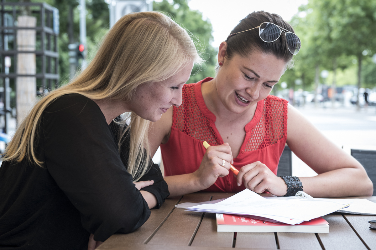 Die Ehrenamtlichen XX und XX bei der Besprechung für die kommenden Beratungsgespräche