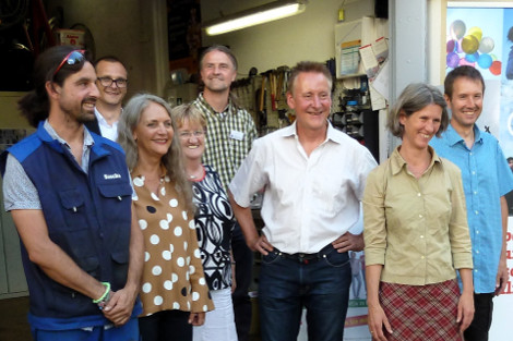 Gruppenbild bei der Eröffnung der Werkstatt