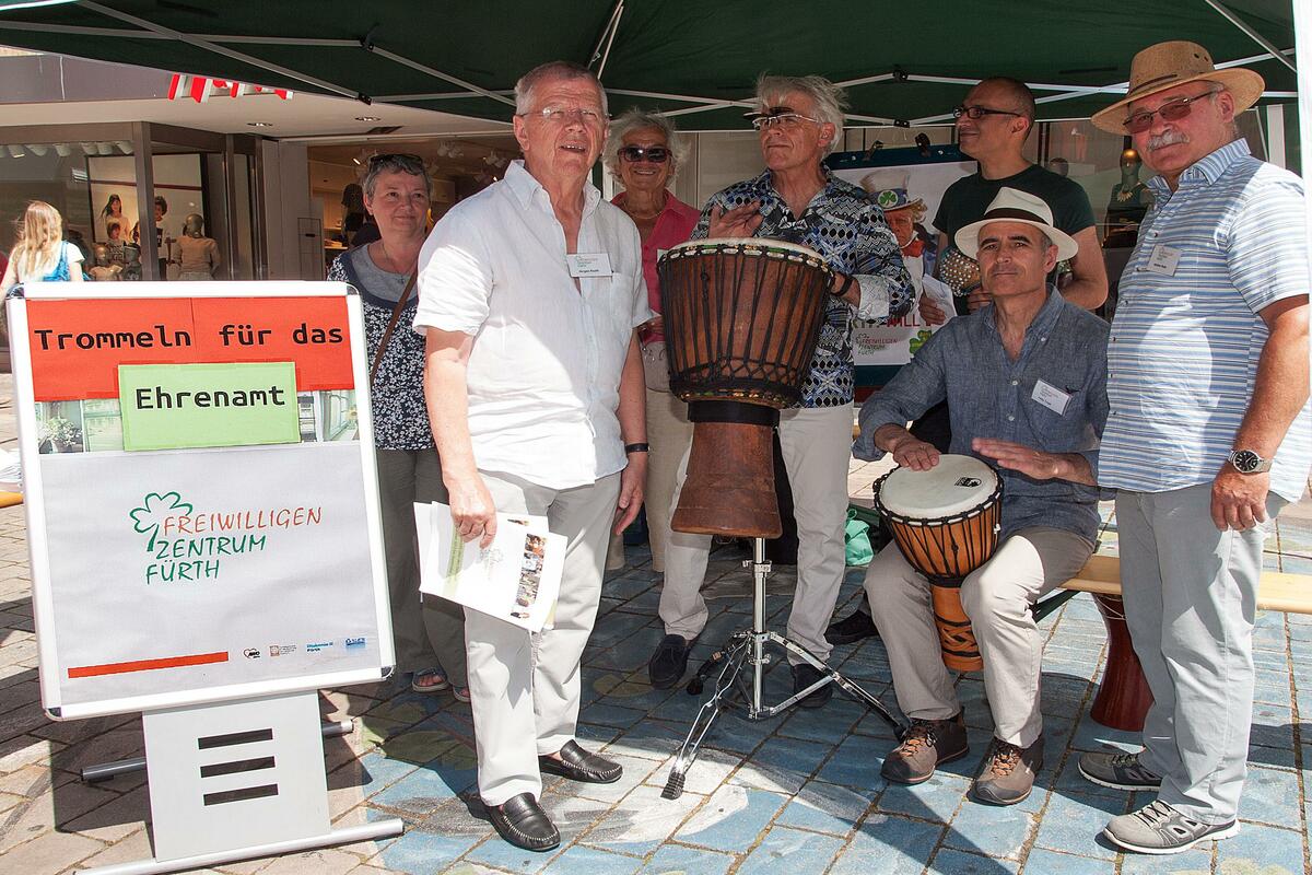 Ehrenamtliche mit Instrumenten bei einer Aktion in der Fußgängerzone