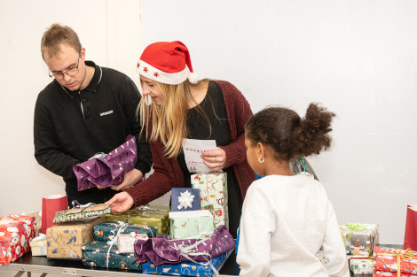 Die Kinder freuen sich auf die mitgebrachten,
                schön verpackten Geschenke. (Foto: Tanja Elm).