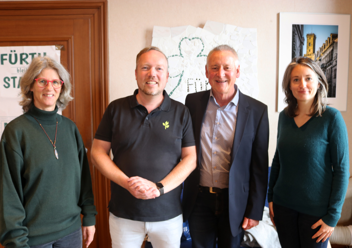 Vier Personen stehen in einem Raum, diese sind die Leitung des Freiwilligenzentrums Fürth Ute Zimmer mit dem Geschäftsführer des Unternehmens Greenovative, Oberbürgermeister Thomas Jung und Projektkoordinatorin Lea Richter