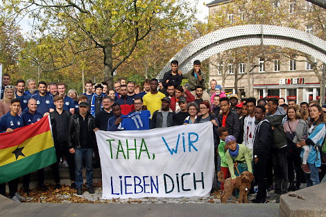 Screenshot von der Zett9 Website: Foto von Demonstranten mit Schildern für Taha