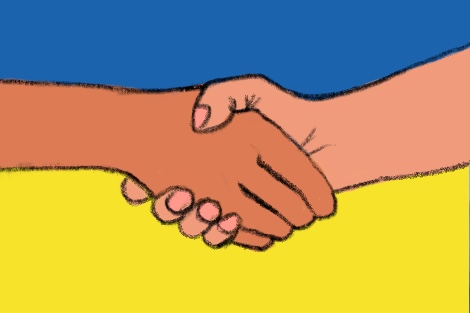 Zwei sich reichende Hände vor den Farben der Ukraine