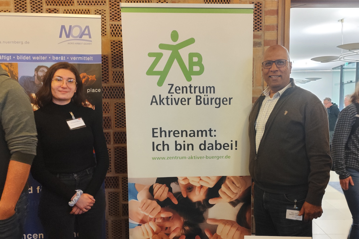 ISKA-Mitarbeiter Hassan Khalaf vom Zentrum Aktiver Bürger mit einer Kooperationspartnerin der NOA. (Foto: Marina Burkowski)