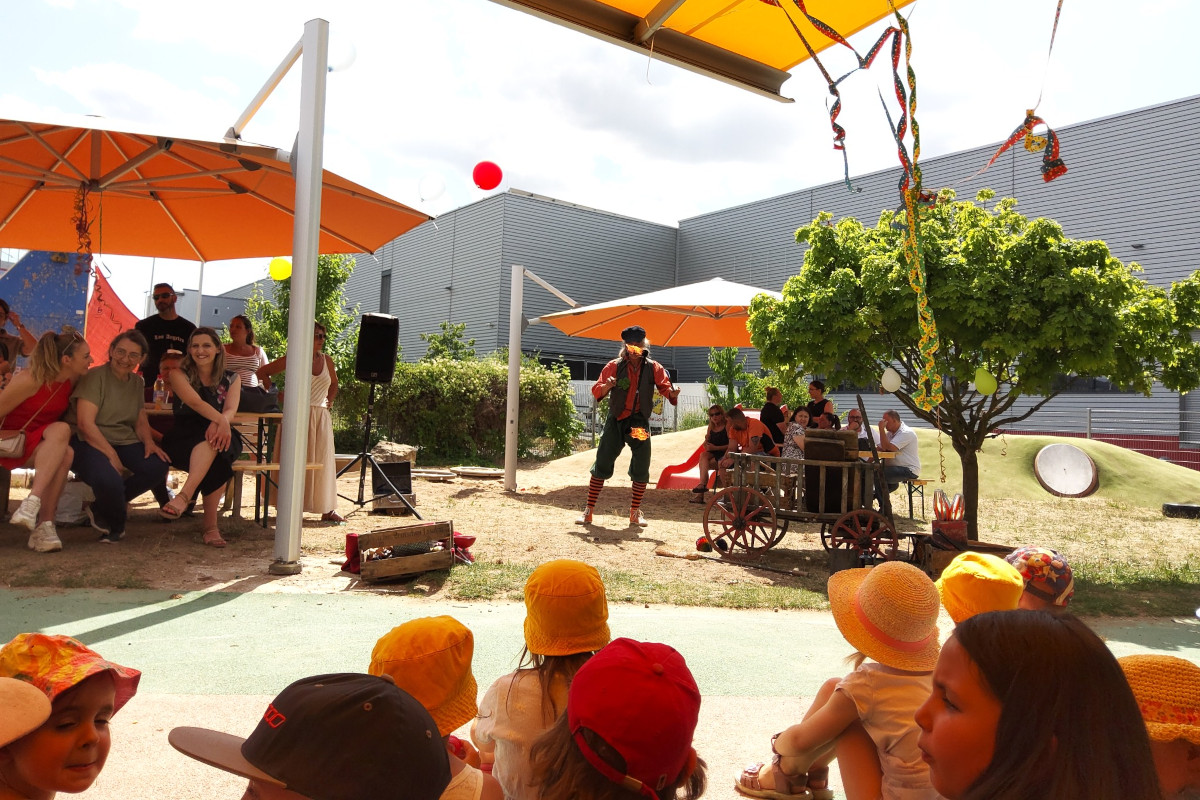 Ein Clown spielt Diabolo vor Publikum.