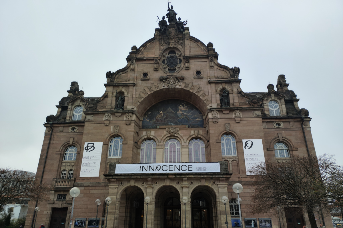 Das Nürnberger Opernhaus, ein imposantes, altes Gebäude, von vorne.