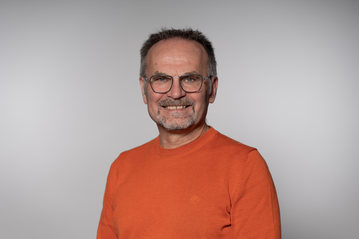 Referent lächelt in die Kamera