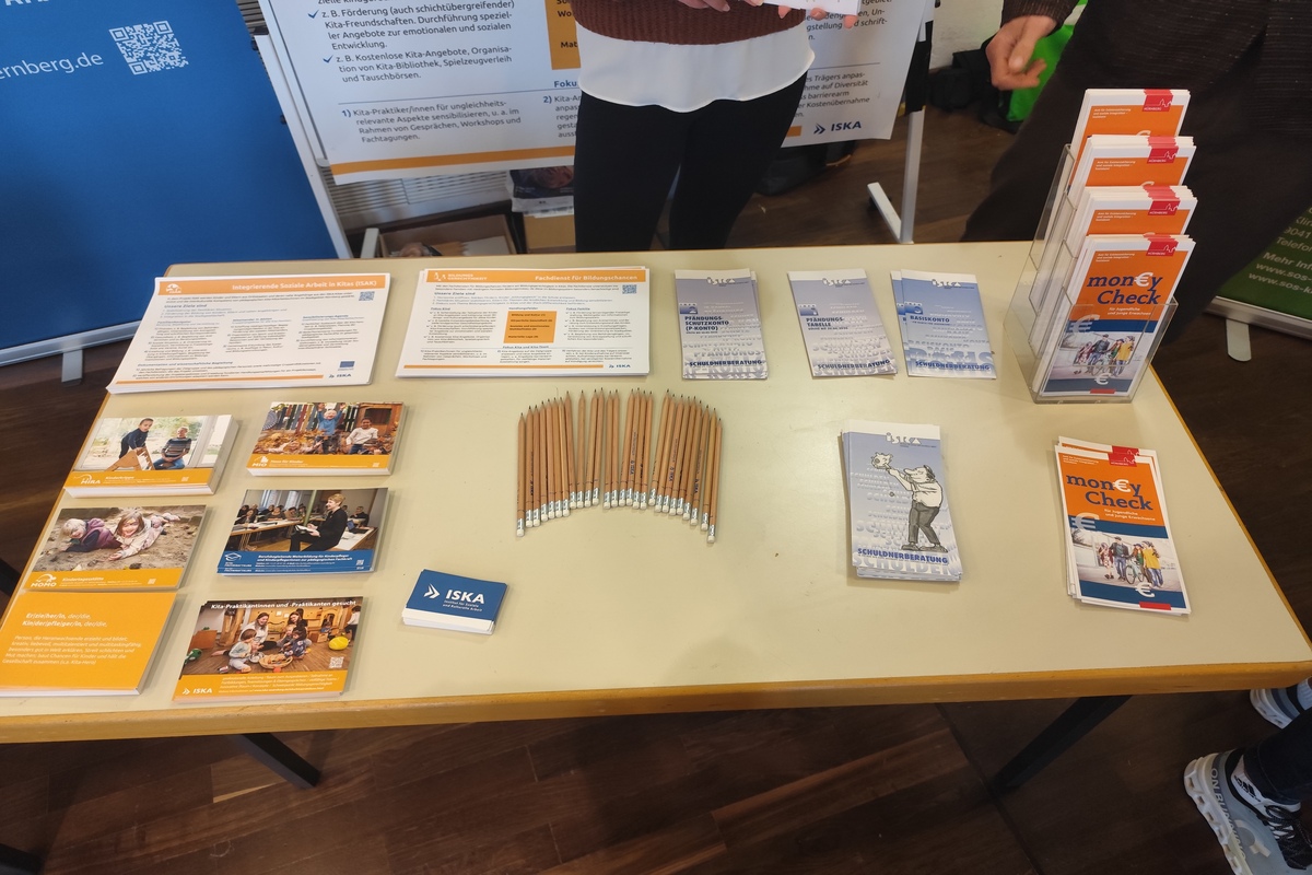 Tisch mit Flyer und Anschauungsmaterial auf einer Veranstaltung