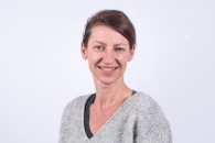 Frau, welche freundlich lächelt