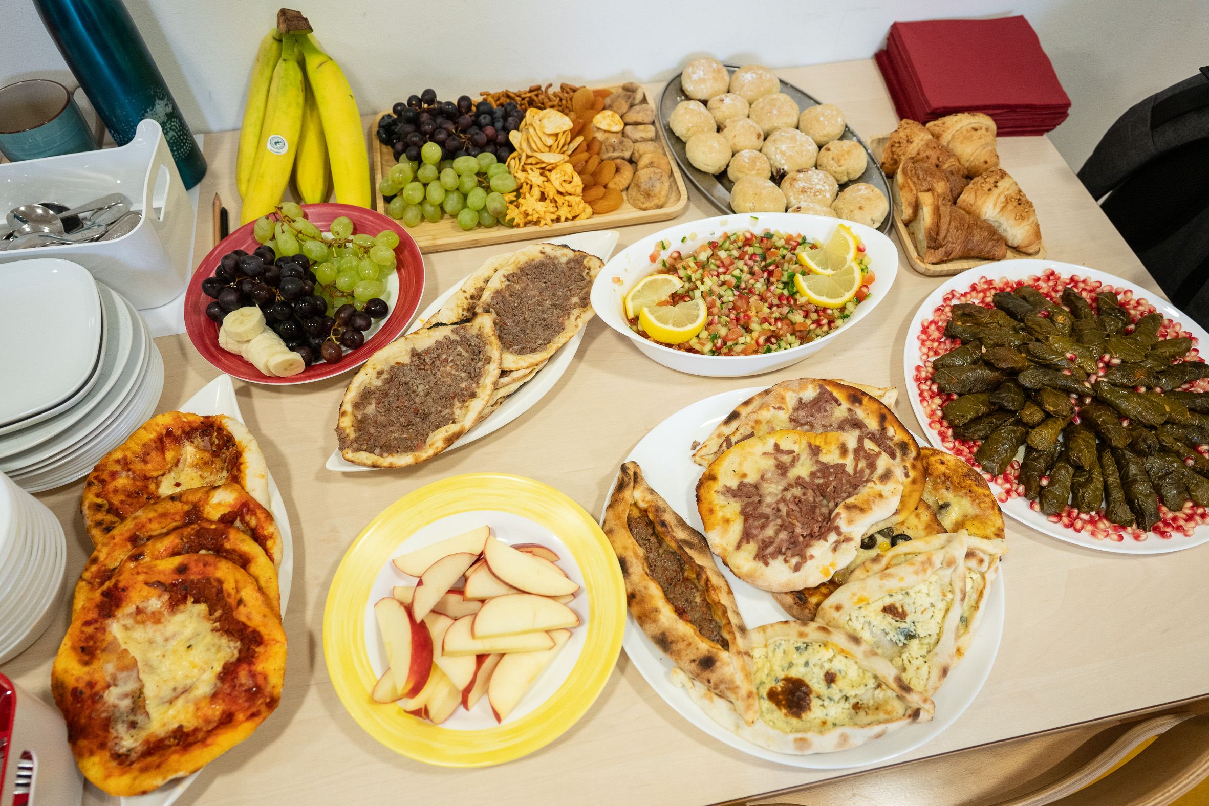 Ein Buffet mit unterschiedlichen internationalen Speisen auf einem Tisch