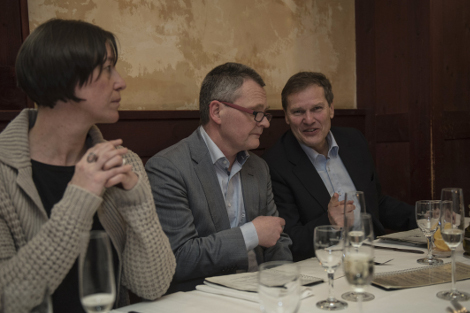 Verwaltungsrat Hermann Imhof (rechts) informiert sich bei Birgit Kretz (TÜREN ÖFFNEN, links) und Michael Weinhold (Schuldnerberatung, Mitte) (Foto: Tanja Elm)