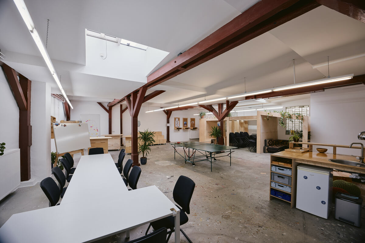 Blick von hinterem Bereich der Halle in den Raum (Foto: Simeon Johnke)