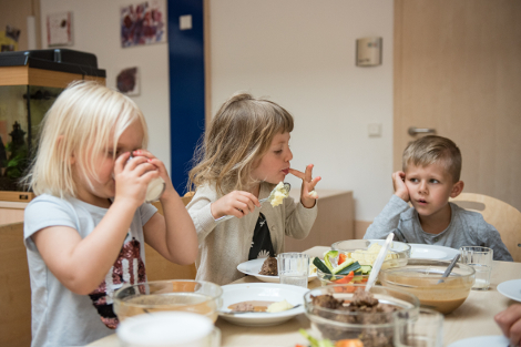 Drei Kinder beim Mittagessen