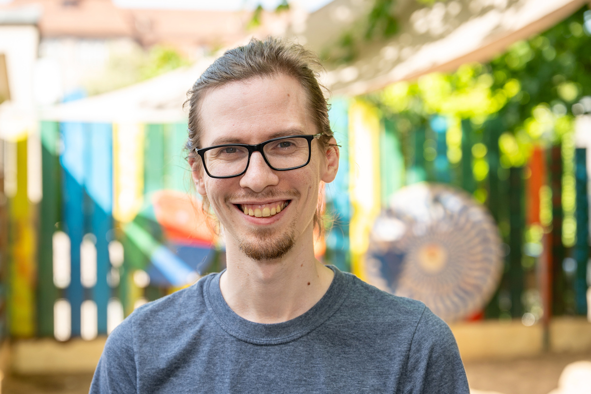 Ein Mann lächelt in die Kamera