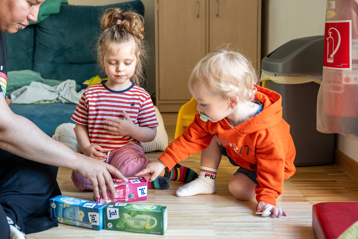 Zwei Kleinkinder suchen sich einen Tee aus.