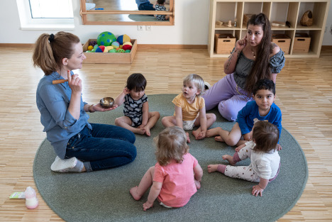 Die Erzieherinnen lauschen mit den Kindern dem Klang einer Klangschale (Foto: Tanja Elm)