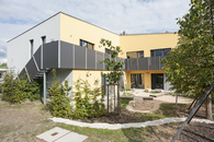 as Gebäude der Kinderkrippe MIRA von hinten fotografiert mit Blick in den Garten.
