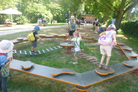 Mehrere Kindern spielen auf einem Balanciergerät