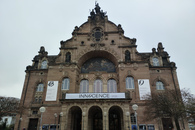 Das Nürnberger Opernhaus, ein imposantes, altes Gebäude, von vorne.