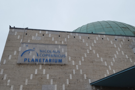 Die Fassade des Gebäudes mit Schild: Nicolaus Copernikus Planetarium