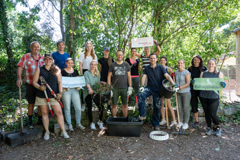 Gruppenfoto, bei dem viele Freiwillige zu sehen sind