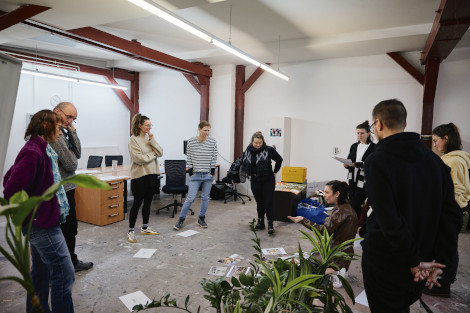Menschen stehen bei Workshop im Raum