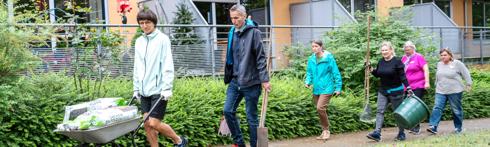 Team beim Einsatz im Bodelschwingh-Haus Einsatzteam mit Werkzeug im Garten