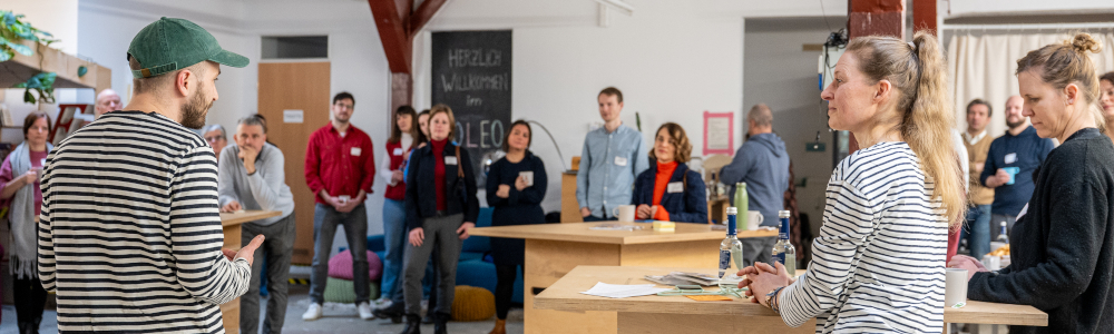 Männergruppe arbeitet in einer Streuobstwiese