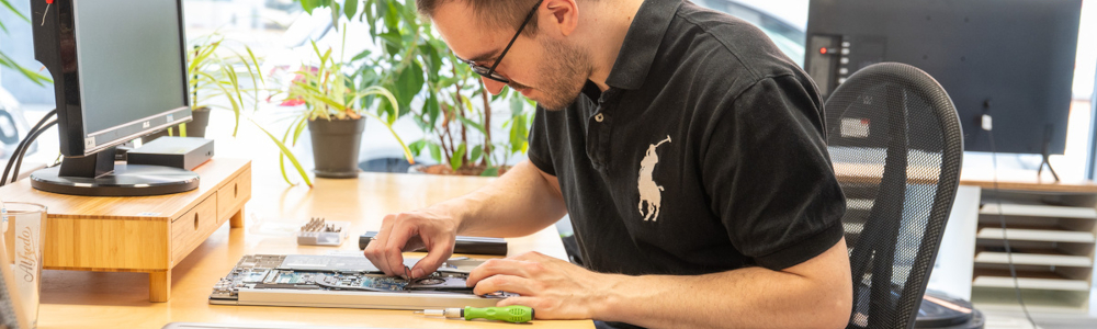 Helfer repariert eine Computerplatine