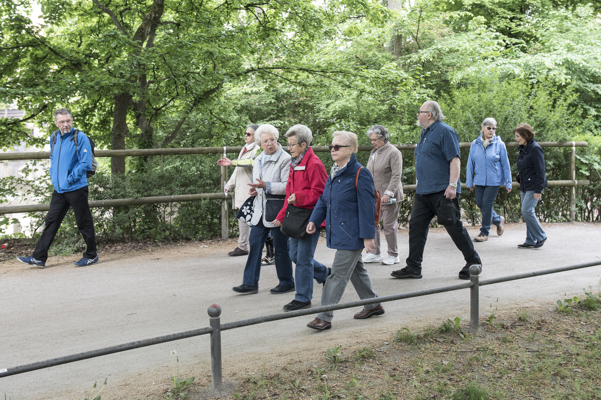 Seniorengruppe beim Spaziergang