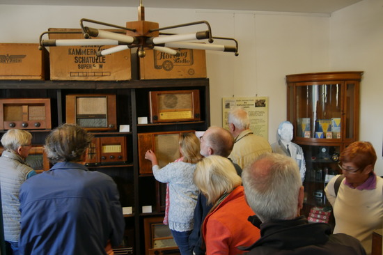 Ehrenamtliche bei der Führung durch das Fürther
              Rundfunkmuseum 