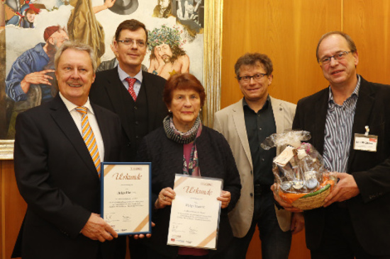 Die Preisträgerin zusammen mit der Jury