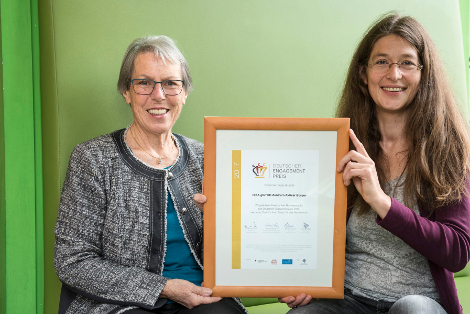 Hannelore Nusch und Anita Raffelt freuen sich über die Nominerungsurkunde zum Deutschen Engagementpreis