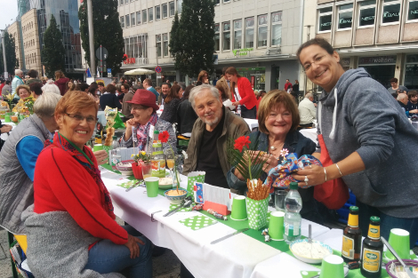 ZAB-Freiwillige bei der Nürnberger Friedenstafel 2017