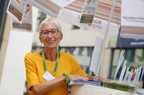 Die Freiwilligenberaterin Gaby Gehrold steht am Infostand