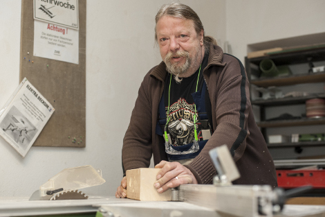 Handwerker bei Arbeit an der Säge