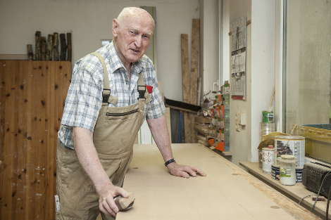 Handerwerker in der Werkstatt