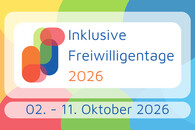 Vor einem gestreiften Hintergrund in den Farben gelb, grün und blau stehen der Schriftzug und das Datum der Aktionswoche.